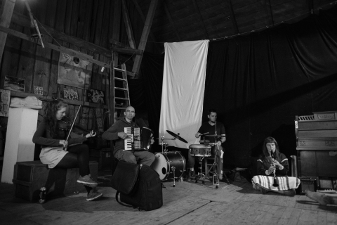 Zaimprowizowane muzykowanie w stodole w trakcie festiwalu Wioska Teatralna