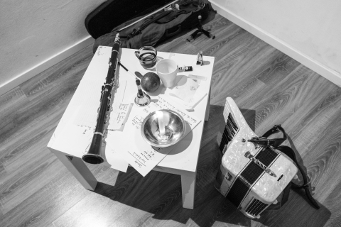 Instrumenty muzyczne i akcesoria zgromadzone przed koncertem "Duety" w ramach cyklu "Dźwięki w Lub/Labie"