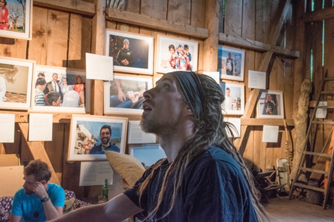 "Exilium – Wskażcie nam drogę gorzkiego wygnania" – wystawa fotograficzna Marty Bogdańskiej prezentowana w teatrze podczas festiwalu Wioska Teatralna