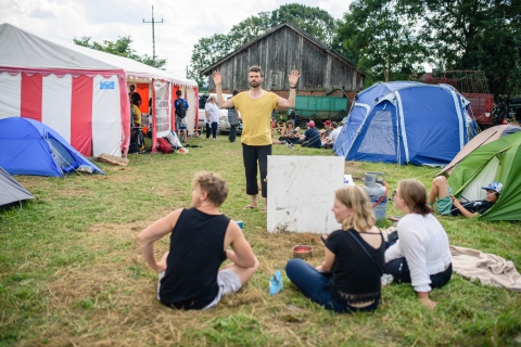 Pole namiotowe i stołówka polowa podczas festiwalu Wioska Teatralna