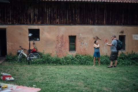 Fasada Teatru Węgajty podczas przygotowania festiwalu Wioska Teatralna 2019