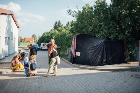 Widzowie oczekujący na "Rybkę" - spektakl minimalistyczny Karoliny Plachy