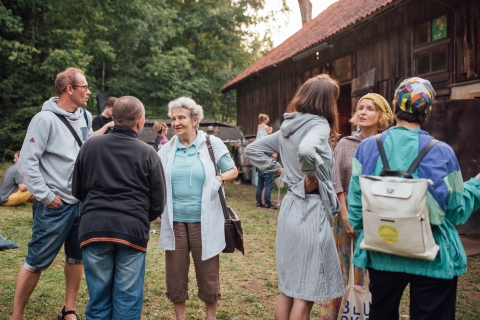 Rozmowy przed Teatrem Węgajty podczas festiwalu Wioska Teatralna