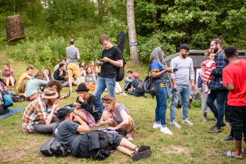 Widzowie festiwalu Wioska Teatralna w oczekiwaniu na wydarzenia