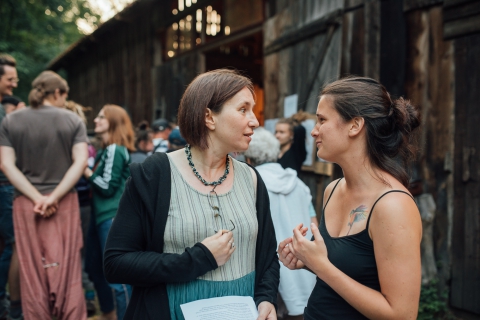 Rozmowy przed Teatrem Węgajty podczas festiwalu Wioska Teatralna