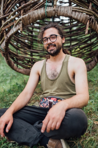 Tomasz Puchalski i leśny batyskaf podczas festiwalu Wioska Teatralna