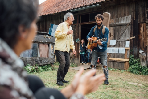 Zaimprowizowany występ muzyczny w oczekiwaniu na wydarzenia festiwalu Wioska Teatralna