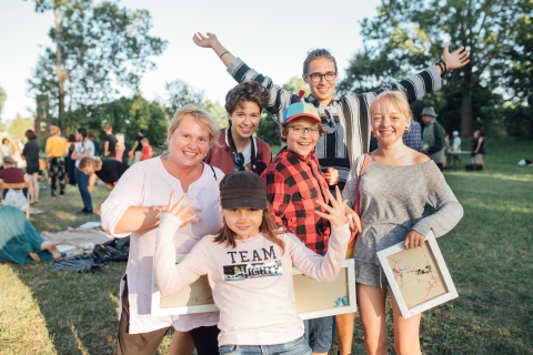 Osoby odpowiedzialne za przygotowanie obiadów podczas festiwalu Wioska Teatralna w trakcie "Pikniku wyobraźni"