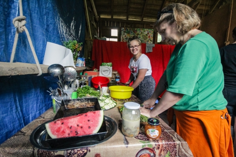 Wolontariuszki w kuchni festiwalowej podczas festiwalu Wioska Teatralna