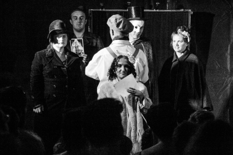Scena ze spektaklu "Istny cyrk" Teatru "Przebudzeni"