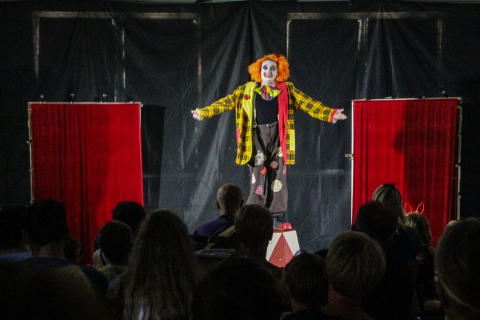 Scena ze spektaklu "Istny cyrk" Teatru "Przebudzeni"