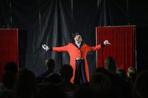 Scena ze spektaklu "Istny cyrk" Teatru "Przebudzeni"