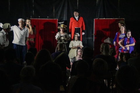 Scena ze spektaklu "Istny cyrk" Teatru "Przebudzeni"