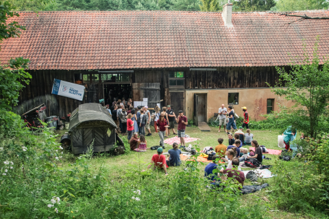 Widzowie zgromadzeni przed teatrem podczas festiwalu Wioska Teatralna