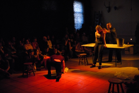Scena ze spektaklu"eksPLoracja" Teatru Krzyk