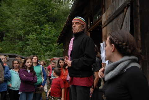 Widzowie w oczekiwaniu na spektakl zgromadzeni przed budynkiem teatru podczas festiwalu Wioska Teatralna