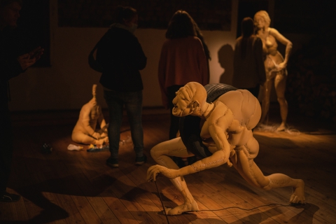 "Homo empathicus" – wystawa rzeźb Ewy Dąbrowskiej podczas festiwalu Wioska Teatralna