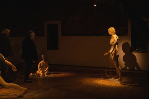 "Homo empathicus" – wystawa rzeźb Ewy Dąbrowskiej podczas festiwalu Wioska Teatralna