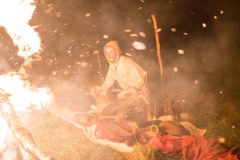 "O paleniu ognia i innych najważniejszych sprawach. Duet na ognisko i opowieści". Muzyk wśród instrumentów muzycznych