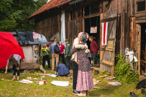 Wolontariusze przy pracy podczas festiwalu Wioska Teatralna w okresie pandemii 