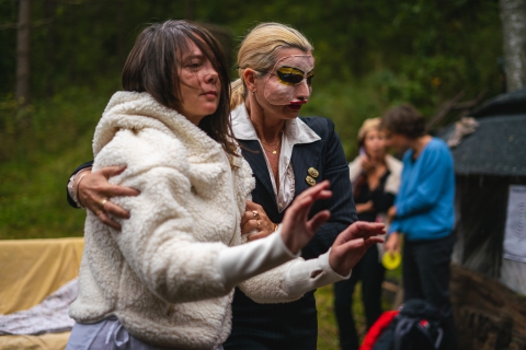 Scena ze spektaklu "Królewna śni" podczas festiwalu Wioska Teatralna