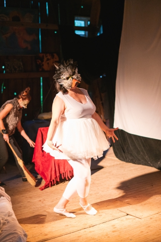 Katarzyna Dwilińska w spektaklu "Królewna śni" podczas festiwalu Wioska Teatralna