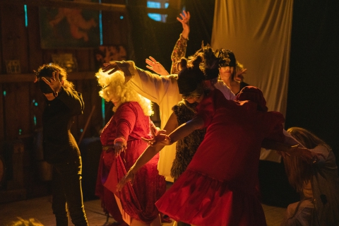Scena ze spektaklu "Królewna śni" podczas festiwalu Wioska Teatralna
