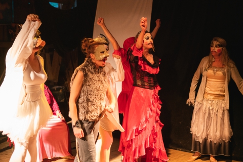 Scena ze spektaklu "Królewna śni" podczas festiwalu Wioska Teatralna