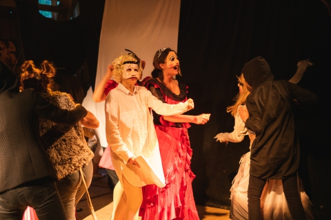 Scena ze spektaklu "Królewna śni" podczas festiwalu Wioska Teatralna