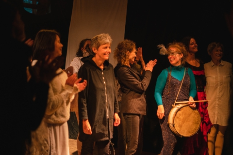Aktorki i reżyserki spektaklu "Królewna śni" podczas festiwalu Wioska Teatralna. Oklaski
