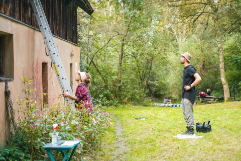 Mateusz Przygodziński, Piotr Magdziarz w trakcie prac technicznych podczas festiwalu Wioska Teatralna