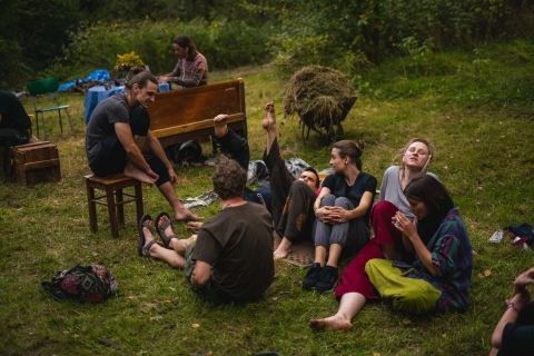 W oczekiwaniu na wydarzenia festiwalu Wioska Teatralna w czasie pandemii