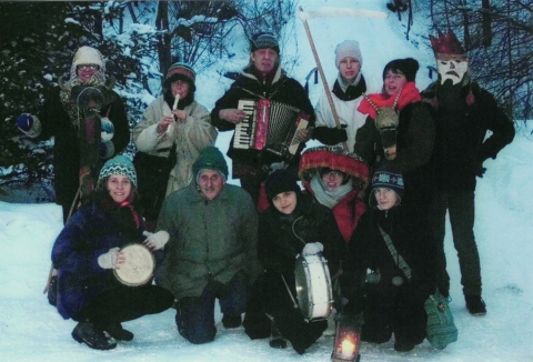 Kolędnicy na drodze (zdjęcie grupowe)