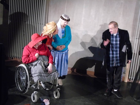 Scena ze spektaklu "Ubu Król, czyli Polacy"