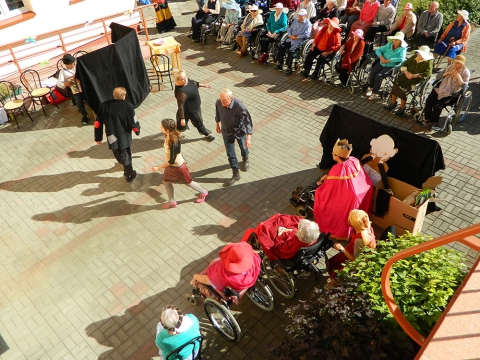 Scena ze spektaklu "Ubu Król, czyli Polacy"