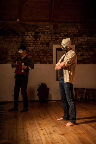 Scena ze spektaklu "Beztroska" podczas Wioski Teatralnej organizowanej pod hasłem "Wykluwanie"