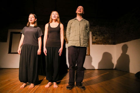 Scena ze spektaklu "Godzina Zero" podczas festiwalu Wioska Teatralna