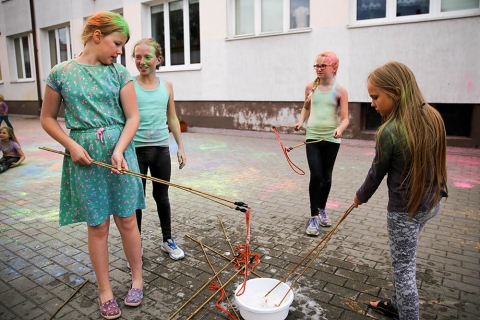 Po zakończeniu spektaklu "Halo, czy mnie słychać?" przygotowanego w ramach warsztatów "Lato w teatrze" 