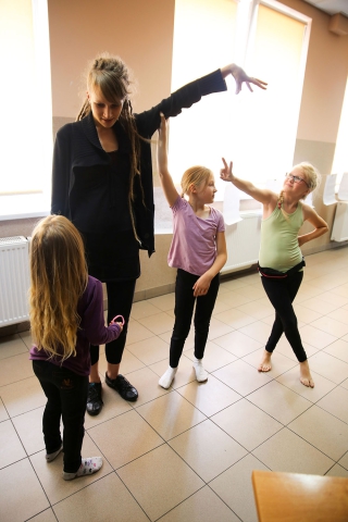 Podczas pracy nad spektaklem "Halo, czy mnie słychać?" przygotowywanym w ramach warsztatów "Lato w teatrze"
