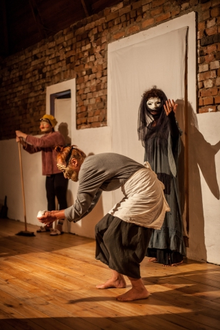 Scena ze spektaklu "Beztroska" podczas Wioski Teatralnej organizowanej pod hasłem "Wykluwanie"