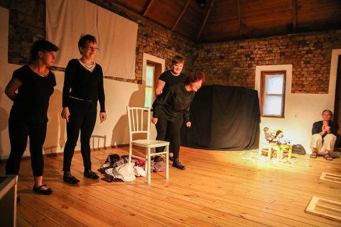 Scena ze spektaklu "Burza" Teatru pod Jabłonią prezentowanego podczas festiwalu Wioska Teatralna