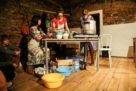 Scena ze spektaklu "Slepice není pták, Ukrajina není cizina" Teatru Teď, nádech a leť, prezentowanego podczas festiwalu Wioska Teatralna