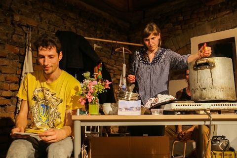 Scena ze spektaklu "Slepice není pták, Ukrajina není cizina" Teatru Teď, nádech a leť prezentowanego podczas festiwalu Wioska Teatralna