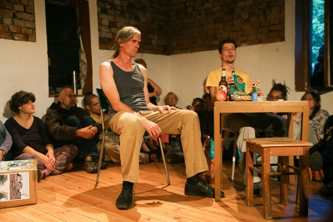 Scena ze spektaklu "Slepice není pták, Ukrajina není cizina" Teatru Teď, nádech a leť prezentowanego podczas festiwalu Wioska Teatralna