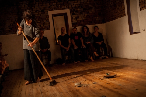 Scena ze spektaklu "Beztroska" podczas Wioski Teatralnej organizowanej pod hasłem "Wykluwanie"