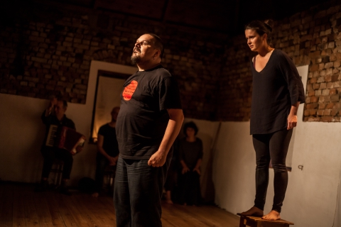 Scena ze spektaklu "Beztroska" podczas Wioski Teatralnej organizowanej pod hasłem "Wykluwanie"