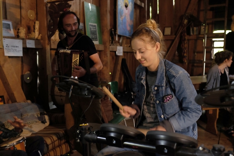 Zaimprowizowane muzykowanie podczas festiwalu Wioska Teatralna
