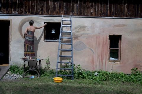 Daria Kozłowska-Wrona podczas tworzenia fresków na elewacji teatru przed festiwalem Wioska Teatralna