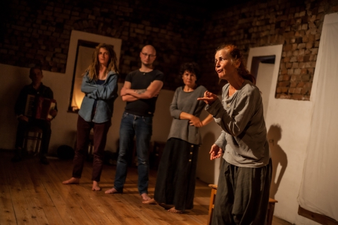 Scena ze spektaklu "Beztroska" podczas Wioski Teatralnej organizowanej pod hasłem "Wykluwanie"