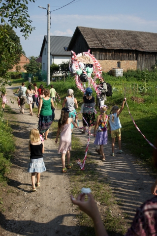 Pochód przez wieś Węgajty w ramach akcji "Plac zabaw dzieci i dorosłych" podczas festiwalu Wioska Teatralna